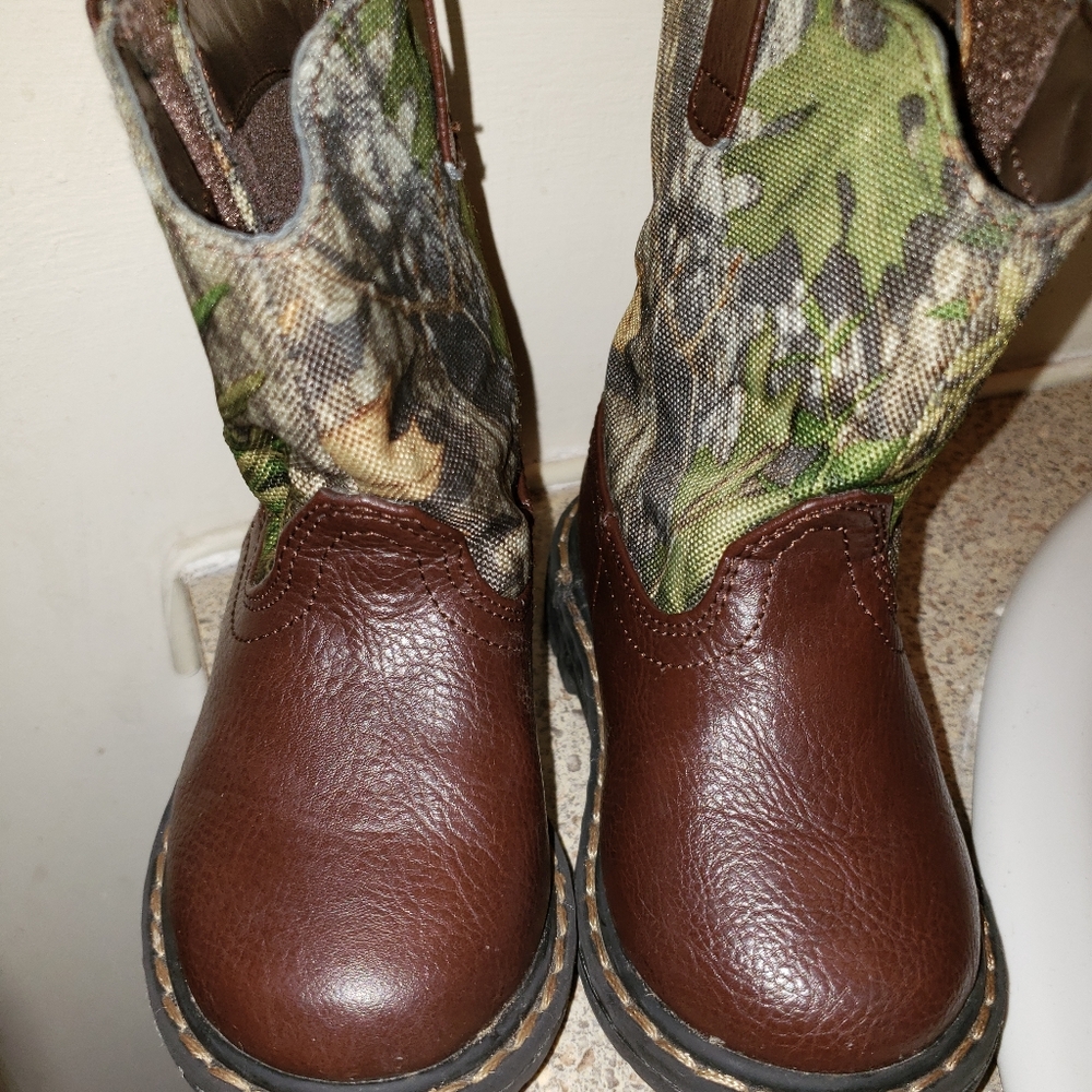 Toddler camo boots
